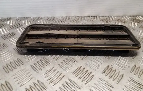 Quarter panel pressure vent