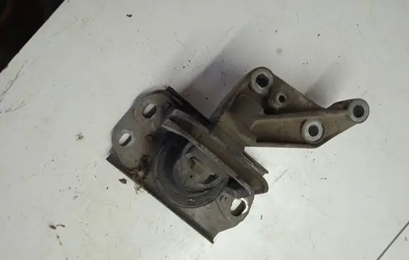Opel Vivaro Engine mount bracket 93853290