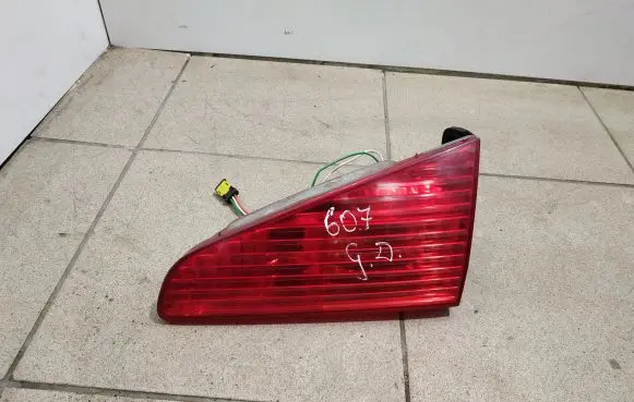 Peugeot 607 Tailgate rear/tail lights
