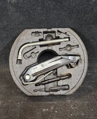 Volkswagen Golf Plus Tool set 
