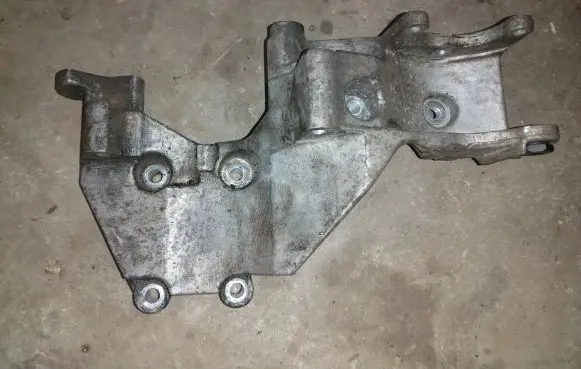 KIA Sorento Power steering pump mounting bracket 