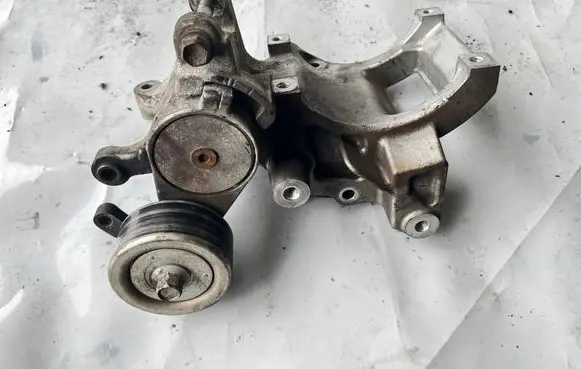 Toyota Land Cruiser (J120) Generator/alternator bracket
