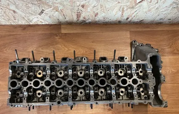 BMW 5 E39 Engine head 77885849