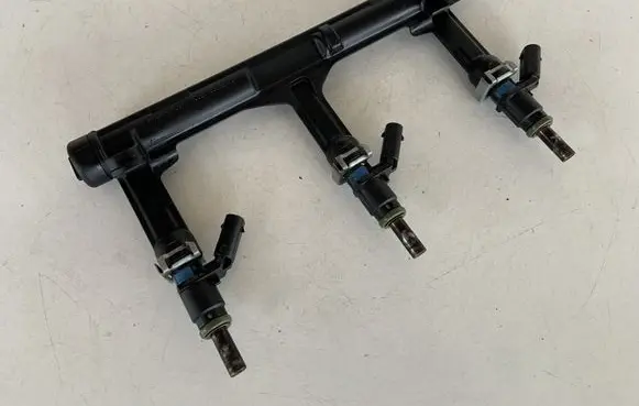 Audi Q7 4M Fuel distributor 06E133681L 06E906031A