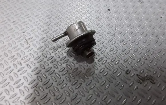 Volkswagen Golf IV Fuel pressure regulator 037133035
