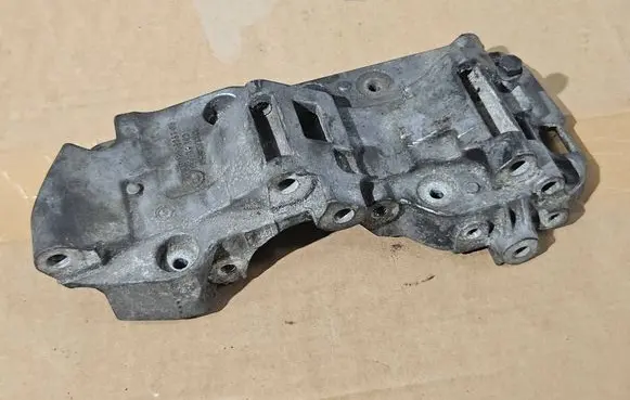 BMW 3 E90 E91 A/C compressor mount bracket 8506863 174786