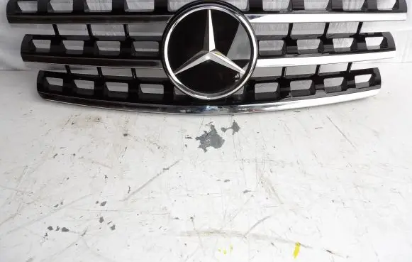 Mercedes-Benz ML AMG W164 Front bumper upper radiator grill A1648880411