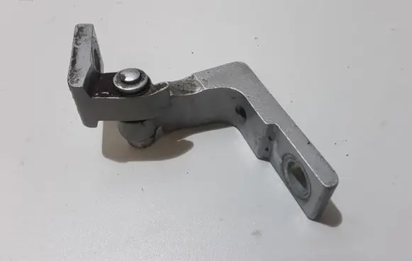 Volkswagen Touareg I Front door lower hinge 7L0331402A