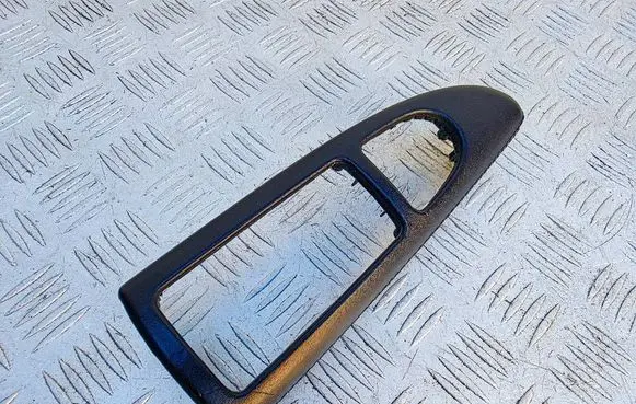 Mercedes-Benz S W221 Front door window switch trim P0103491