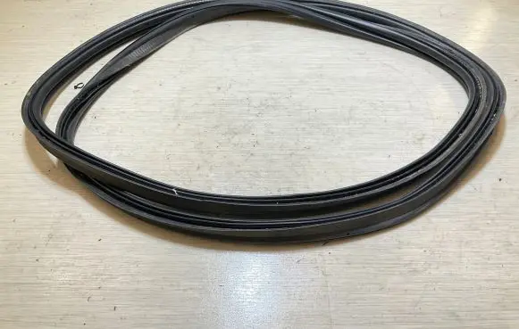 Trunk rubber seal (body)