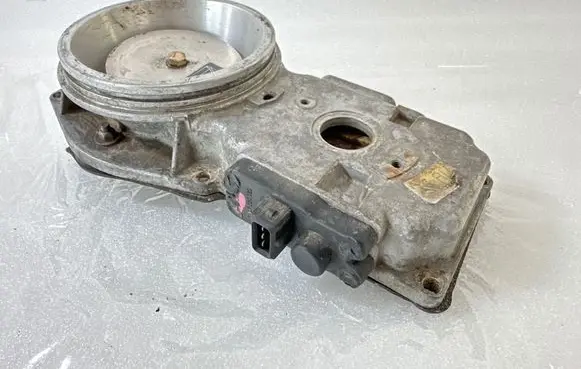 Audi 80 90 B3 Fuel distributor 0438121011 026133353 3437224023