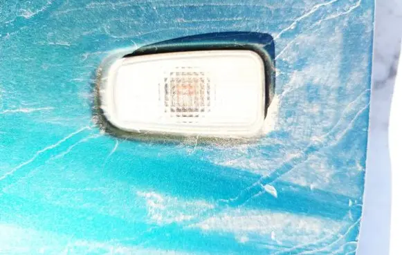 Front fender indicator light