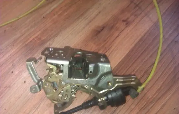 Mercedes-Benz C W202 Rear door lock 2027300635
