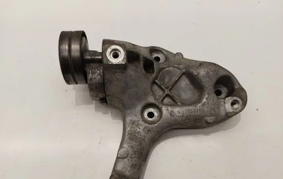 Engine mounting bracket