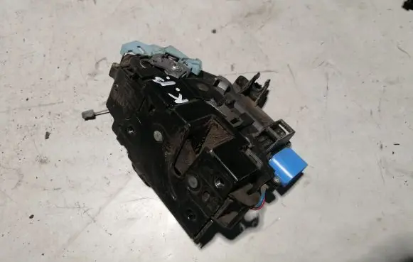 Volkswagen Caddy Front door lock 3D1837015AP