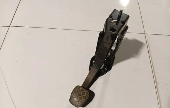 Volkswagen Golf IV Clutch pedal 