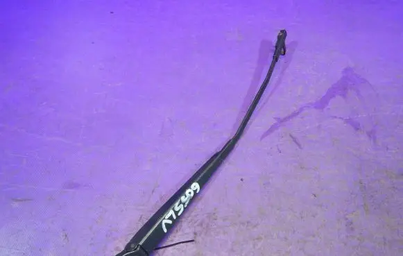 Renault Modus Front wiper blade arm 8200360823A