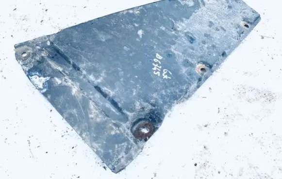 Volkswagen PASSAT B4 Engine splash shield/under tray 3a0825211