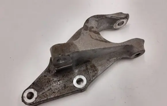 Suzuki Swift III Engine mounting bracket