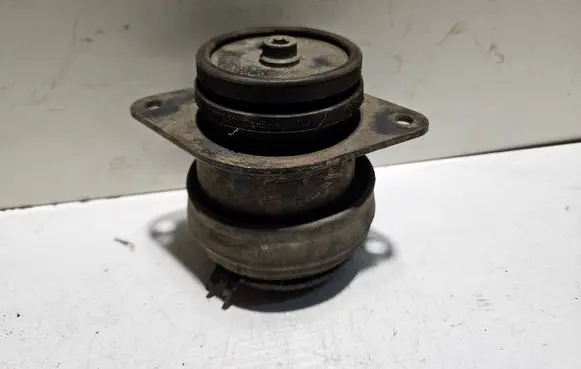 Engine mount bracket