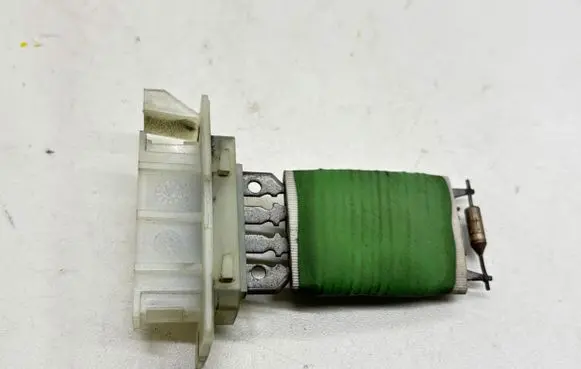 Volkswagen Jetta V Heater blower fan relay 