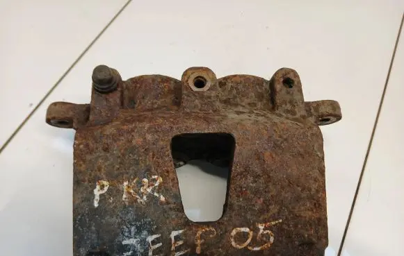 Jeep Grand Cherokee (WK) Front brake caliper