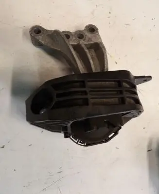 Peugeot 208 Engine mounting bracket