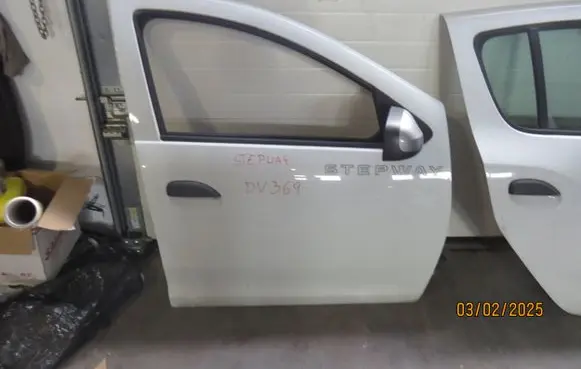 Dacia Sandero Front door