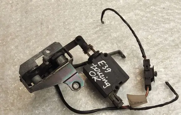 BMW 5 E39 Tailgate window lock/catch/latch 8238469 8384069 67118384069
