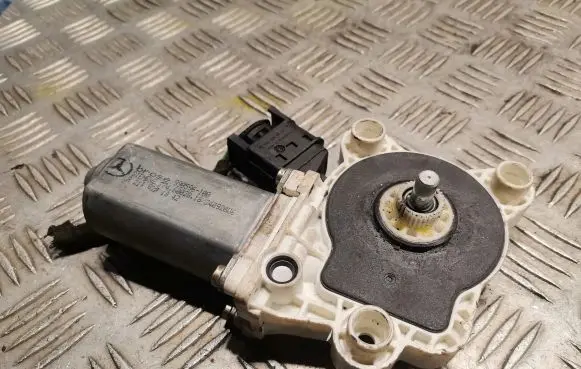 Mercedes-Benz C W203 Front door window regulator motor 2118201842