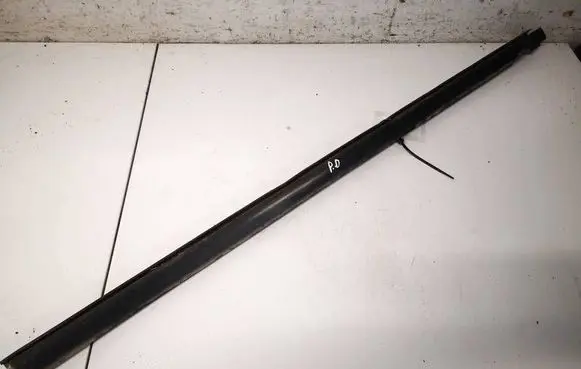 Volkswagen PASSAT B3 Front door glass trim molding 