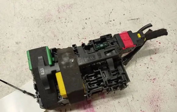 Peugeot 208 Fuse module 9666232680