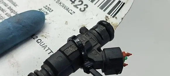 Audi A8 S8 D3 4E Fuel injector 