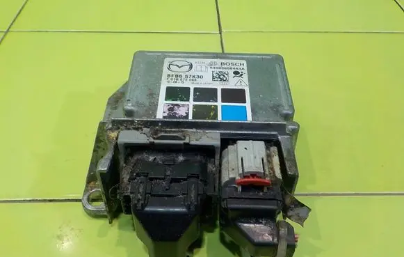 Mazda 3 II Airbag control unit/module BFB657K30