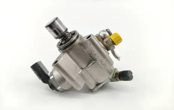 Audi A4 S4 B7 8E 8H Fuel injection high pressure pump 06F127025F