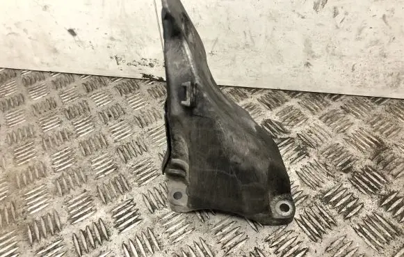 BMW 5 E60 E61 Engine mounting bracket 6777056