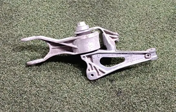 Porsche Cayenne (9Y0 9Y3) Engine mounting bracket 9Y0199373