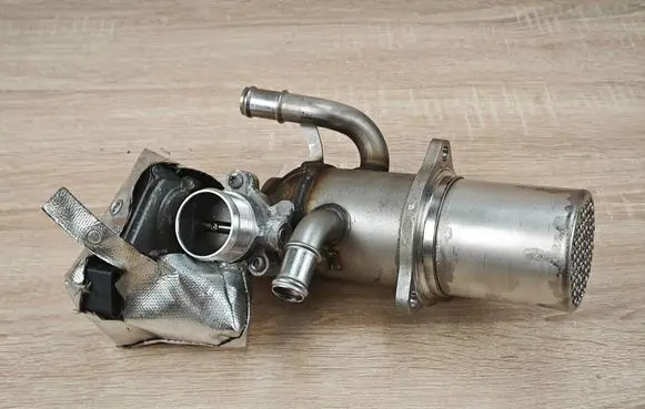 Audi A6 C7 EGR valve cooler 04L131512A 04L131501B