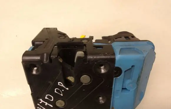 Volvo V70 Front door lock 