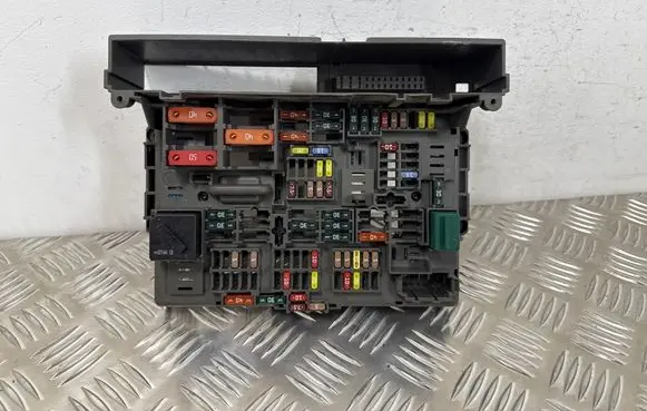 BMW 3 E90 E91 Fuse box set 9119447 90200056