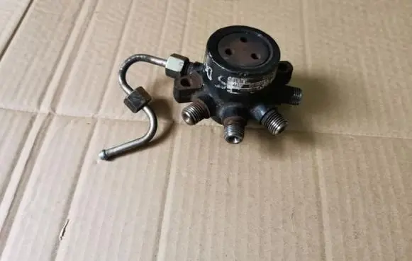 Renault Megane II Fuel distributor 8200057232