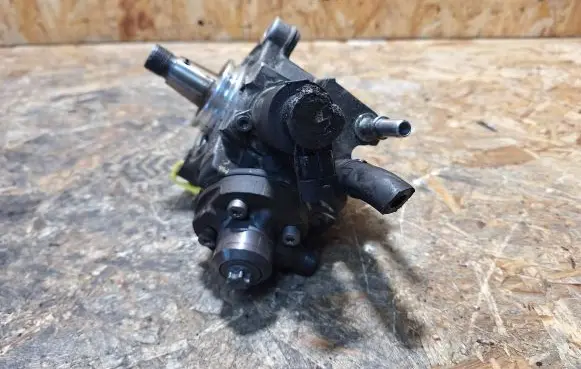 Alfa Romeo Giulia Fuel injection high pressure pump 0445010737