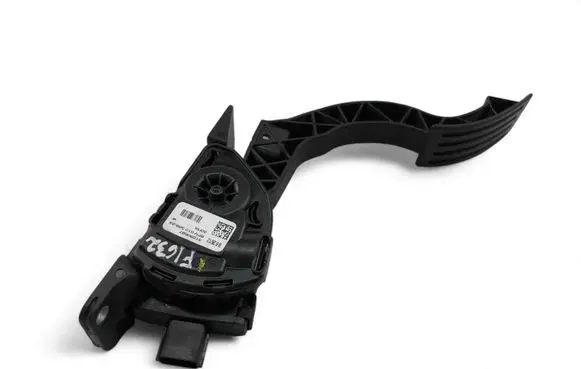 Accelerator throttle pedal