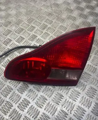 Toyota Avensis Verso Tailgate rear/tail lights E137654
