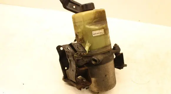 Ford Focus Power steering pump 4M513K514CC