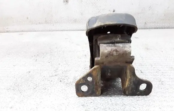 KIA Sorento Engine mount bracket