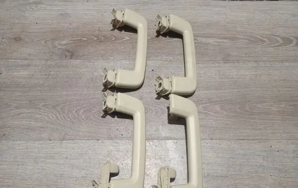 Volvo S80 A set of handles for the ceiling 