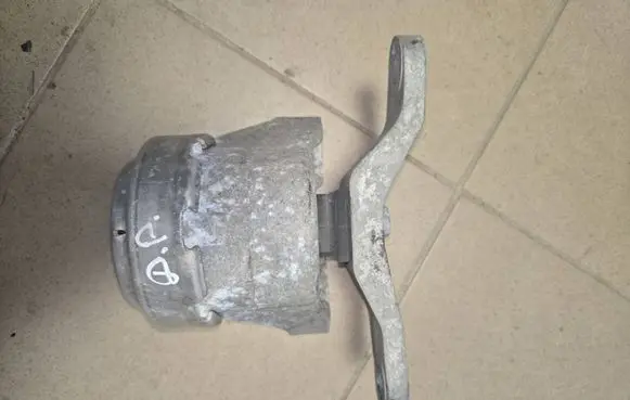 Ford Mondeo MK IV Engine mount bracket