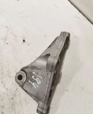 Engine mounting bracket