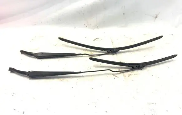 Volvo XC70 Front wiper blade arm